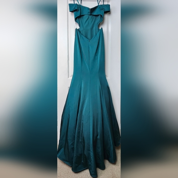 La Femme Women's Off Shoulder Side Cutout Mermaid Gown Hunter Green, 6 - Picture 5 of 14